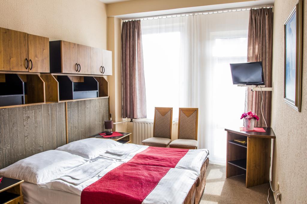 Hotel Kamei Snina Bagian luar foto